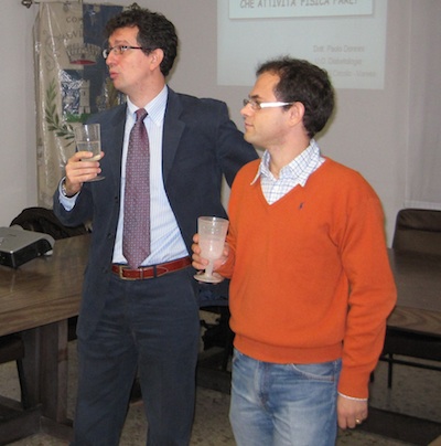 William Malnati, presidente di Aspem e Alessandro Boriani assessore a Luvinate bevono l'acqua di rubinetto