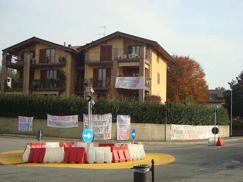 Sono ancora numerose le lenzuola di "protesta" contro la nuova viabilità