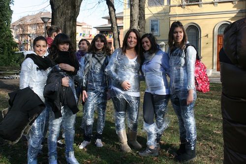 Studenti a Tradate contro i sacchetti di plastica