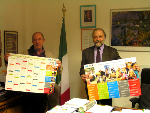 Silvano Basilli (a sinistra), direttore del Villaggio Sos di Morosolo, consegna al dirigente scolastico Antonio Antonellis il Manifesto dei diritti dei bambini