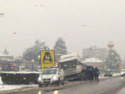 Gallarate, camion ribaltato sotto la neve in viale Milano