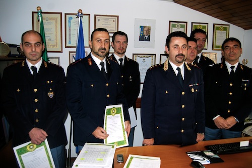 Gli agenti premiati con il comandante Magliozzi