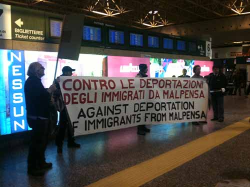 Protesta a Malpensa contro le "dportazioni degli immigrati"