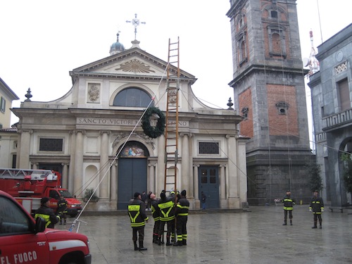 vigili del fuoco issano la corona sul bernascone