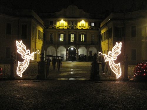 I giardini estensi con le luci di natale