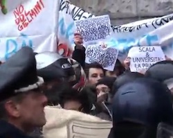 Prima della Scala, scontri tra polizia, studenti e migranti