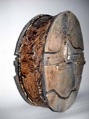 "Ruota primitiva", opera in ceramica ralu di Simone Patarini