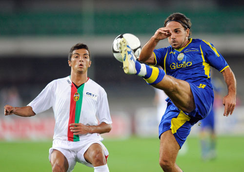 Fabio Concas contro Giuseppe Pugliese in un Ternana-Verona