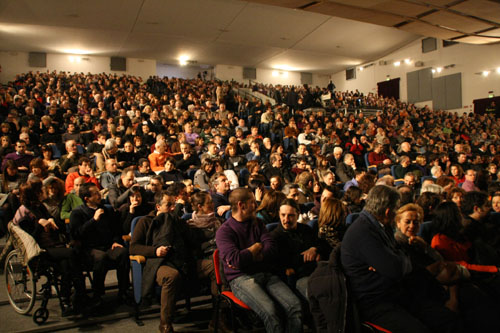 Il pubblico allo spettacolo di Beppe Grillo