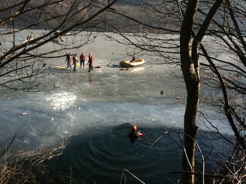 I vigili del fuoco sul lago di Ghirla ghiacciato