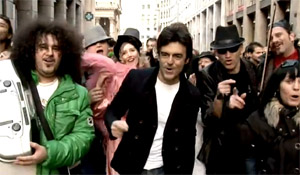 Davide De Marinis, respinto da Sanremo canta "Morandi Morandi"