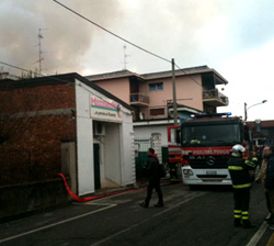 Paura a Samarate, brucia magazzino di fuochi d'artificio 