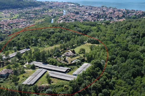 L'area in località Brughiere in cui sorgerà il progetto Ca' Pozzi, a Luino (Varese)