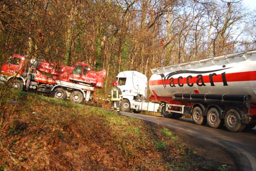 Camion incastrato tra Castronno e Caidate