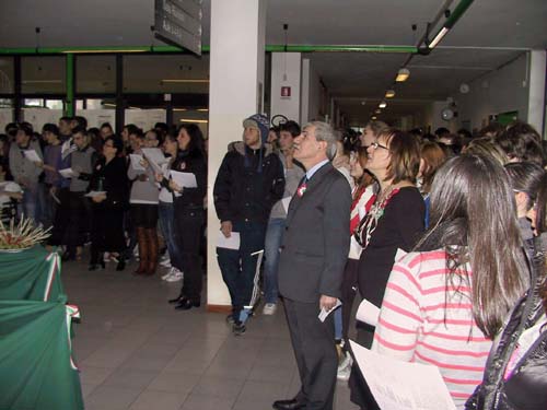 Il momento dell'Inno d'Italia intonato da studenti, docenti e preside