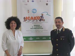 Linda Casalini dell'Ust di Varese e il comandante Magliozzi della Polstrada