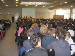 La sala del De Filippi gremita di studenti di terza media per il convegno di Inail e Anmil