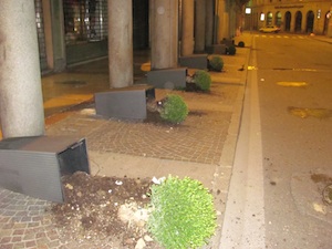atti vandalici varese