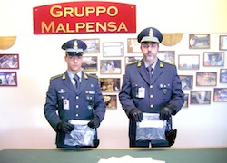 un chilo di cocaina nel corpo degli ovulatori arrestati a Malpensa