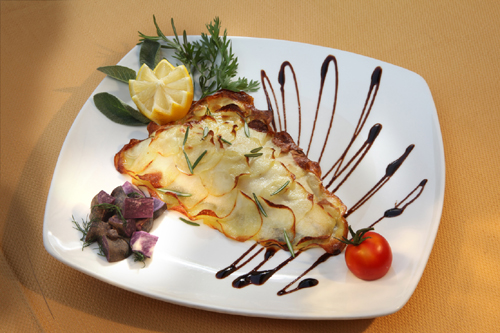 L'orata in crosta di patate proposta dal Ristorante Movida di Comerio (Varese)