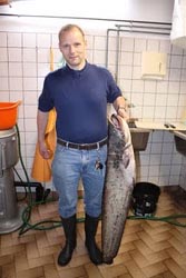 Walter Branca con il pesce appena pescato