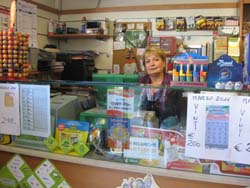 Loredana dietro al banco della sua tabaccheria