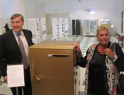 IL milionesimo, frigorifero dorato donato dai dipendenti a Giovanni Borghi. Accanto, i suoi figli