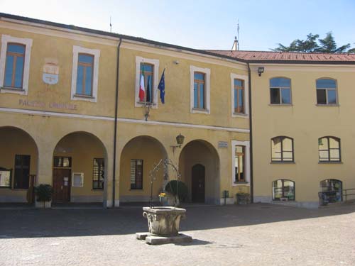Il palazzo comunale con la scuola