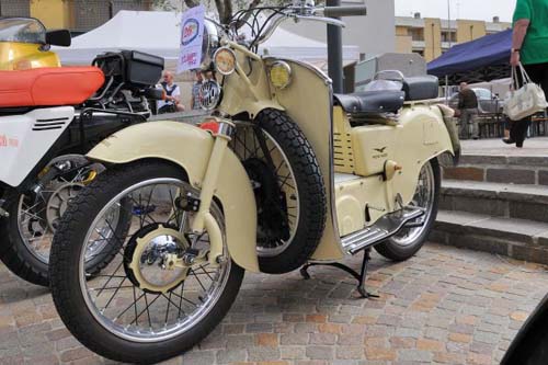 Una moto storica che ha preso parte al raduno