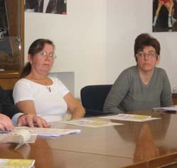 A sinistra la sorella di Luca insieme a Laura Maineri, presidente di Silenzion è vita