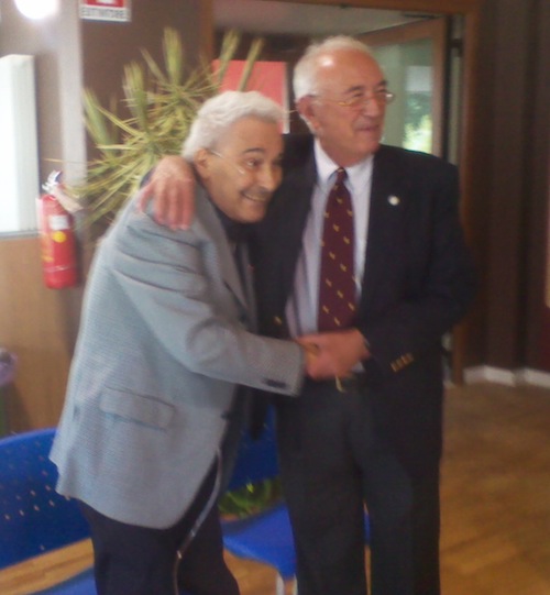 L'abbraccio tra l'architetto Sorrentini e il rettore Dionigi