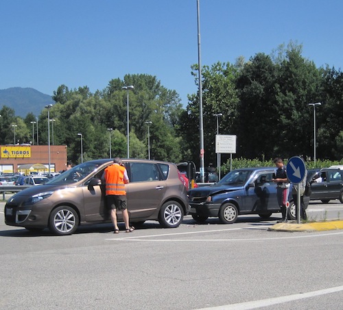 Scontro al Tigros di Buguggiate