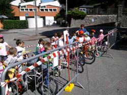 I bambini in sella alla bici alla primaria di Luvinate
