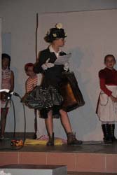 Un momento del musical recitato dagli alunni dell'elementare Pedotti