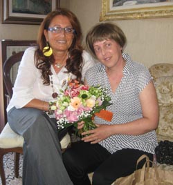 Adele e Patrizia con il mazzo di fiori regalato  da Cristina
