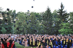 Il lancio del cappello segna la fine del percorso scolastico