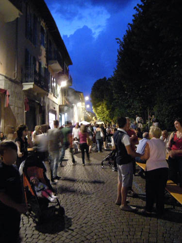 Nuvole nere incombono sulla notte rosa di Gavirate