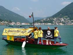 Gli attivisti di Legambiente a Lavena Ponte Tresa