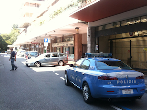 via cairoli varese donna precipita da edificio