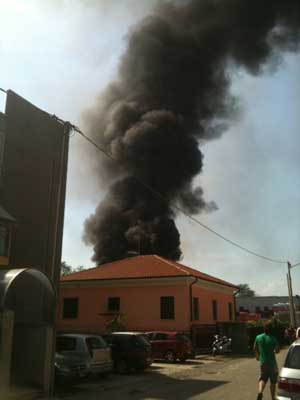 L'incendio della massicciata della ferrovia &egrave; ben visibile