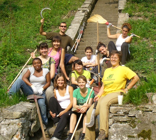 I giovani del campo volontariato internazionale di Legambiente al parco Campo dei Fiori