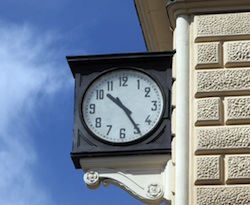 L'orologio della stazione di Bologna segna l'ora delle strage