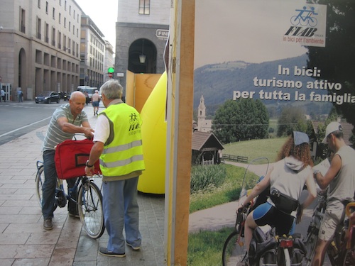 un ciclista "premiato" in piazza Monte Grappa