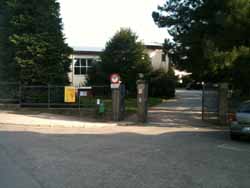 La scuola Galilei e il suo giardino alberato