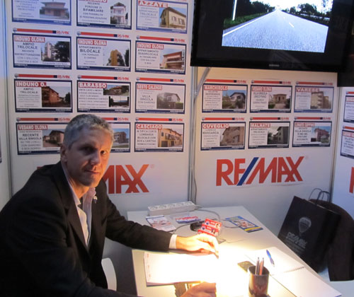 un espositore remax a la casa in piazza