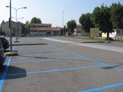 Il parcheggio vuoto dell'Unes a Gavirate