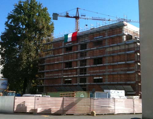Il monoblocchino all'ospedale di Varese con il Tricolore