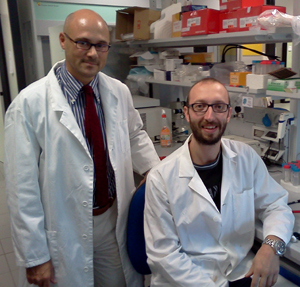 gabriele Baj in laboratorio insieme al dr Enrico Tongiorgi