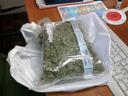 marijuana e francobolli lsd provenienti dalla svizzera