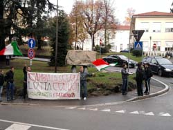 Un momento del volantinaggio di Avanguardia studentesca